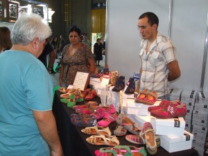 Turistas llegana  la feria de artesanias